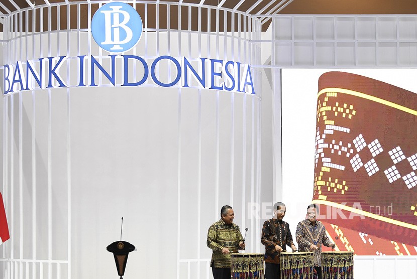 Presiden Joko Widodo (tengah) didampingi Kepala Bekraf Triawan Munaf (kanan) dan Gubernur Bank Indonesia Perry Warjiyo (kiri) membuka Pameran Karya Kreatif Indonesia di JCC Senayan, Jakarta,Jumat (12/07/2019). 