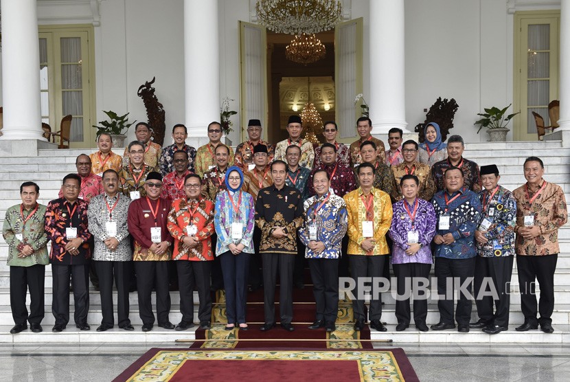 President Joko Widodo (center) accompanied by Chairman of Association of Indonesian Regency Governments (Apeksi) Airin Rachmi Diany (sixth left) and a number of mayors after a meeting at Bogor Palace, West Java, Monday (July 23).
