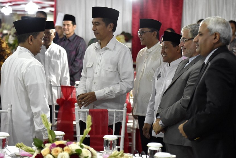 Presiden Joko Widodo (kanan) berbincang dengan Ketua MPR Zulkifli Hasan saat menghadiri buka puasa bersama di Rumah Dinas Ketua MPR, Jakarta, Jumat (2/6). 