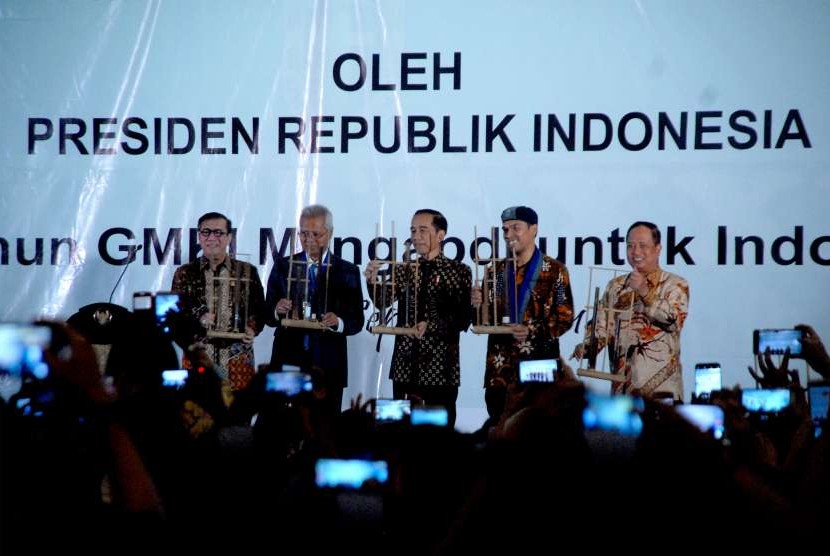 President Joko Widodo (center) inaugurates the 36th congress of the Indonesian Christian Students Movement, Bogor, West Java, on Friday.