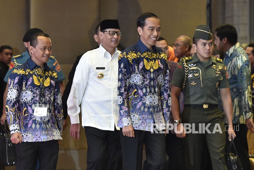 Presiden Joko Widodo (tengah) didampingi Ketua Umum Himpunan Pengusaha Muda Indonesia (HIPMI) Bahlil Lahadalia (kiri) dan Gubernur Banten Wahidin Halim (kedua kiri) menghadiri Pembukaan Sidang Dewan Pleno II dan Rapat Pimpinan Nasional HIPMI Tahun 2018 di Tangerang, Banten, Rabu (7/3). 