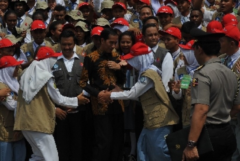 Presiden Joko Widodo (tengah) didampingi Mendikbud Anies Baswedan (ketiga kanan) serta Menpora Imam Nahrawi (kedua kiri) berfoto bersama pelajar yang tergabung dalam Pengurus OSIS saat Pembukaan kegiatan Kawah Kepemimpinan Pelajar (KKP) 2015 di Halaman Ist