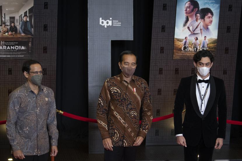 Presiden Joko Widodo (tengah) didampingi Mendikbud Ristek Nadiem Makarim (kiri) dan Ketua Komite Festival Film Indonesia (FFI) Reza Rahardian (kanan) menghadiri malam penganugerahan FFI 2021, di Jakarta, Rabu (10/11/2021). 