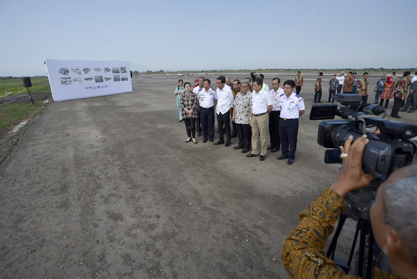 Presiden Joko Widodo meninjau pembangunan Bandara Kertajati di Majalengka, Jawa Barat, Kamis (14/1).  (Antara/Yudhi Mahatma)