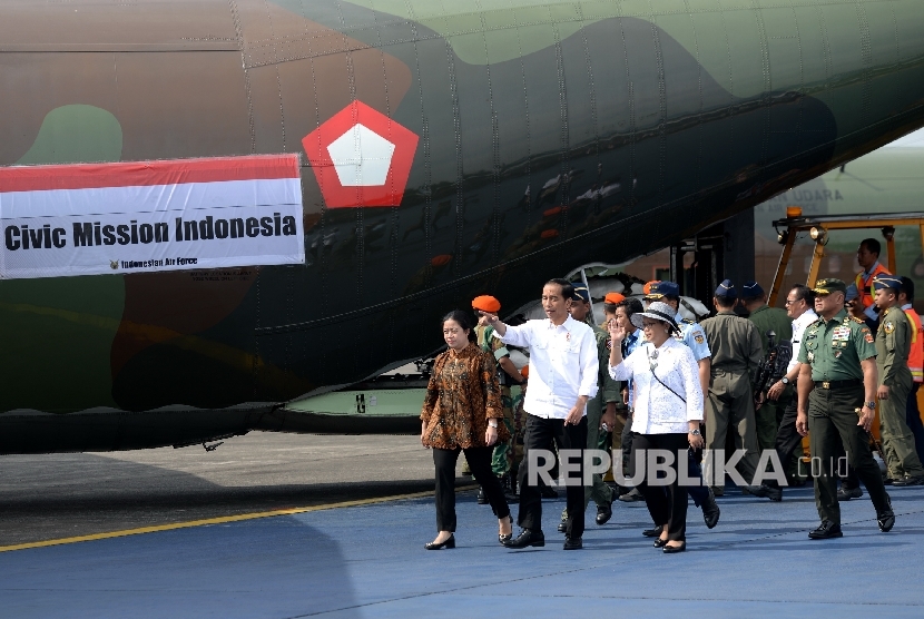 Presiden Joko Widodo (tengah) didampingi Menko PMK Puan Maharani (kiri), Menlu Retno Marsudi, dan Panglima TNI Gatot Nurmantyo melihat persiapan pengiriman bantuan kemanusiaan untuk pengungsi Rohingya di Pangkalan TNI AU, Bandara Halim Perdanakusumah, Jakarta, Rabu (13/9).