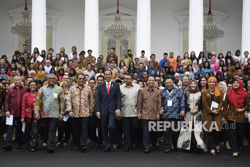 President Joko Widodo (center) greets participants of National Convention of Public Relations Officers at the State Palace, Jakarta, Monday. 