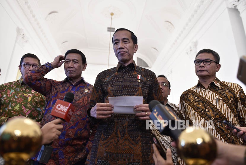 President Joko Widodo (center) answers reporters questions after stating Indonesian stance against US decision to recognized Jerusalem as Israel's capital, at Bogor Presidential Palace, West Java, on Thursday (December 7).