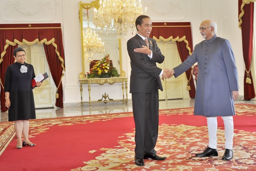 President Joko Widodo and Indian Vice President Mohammad Hamid Ansari