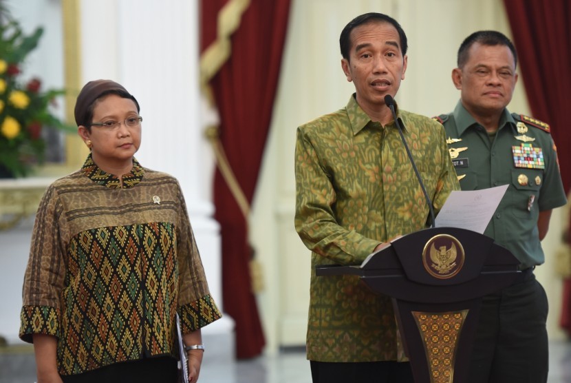 Presiden Joko Widodo (tengah), didampingi Menlu Retno Marsudi (kiri) dan Panglima TNI Jenderal Gatot Nurmantyo, memberikan keterangan pers tentang pembebasan sandera, di Istana Negara, Jakarta, Rabu (11/5).