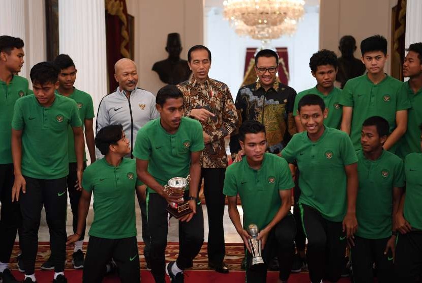 Presiden Joko WIdodo (tengah) didampingi Menpora Imam Nahrawi (keempat kanan) serta pelatih Fachry Husaini (keempat kiri) berbincang dengan pemain Timnas U-16 di Istana Merdeka, Jakarta, Kamis (4/10).