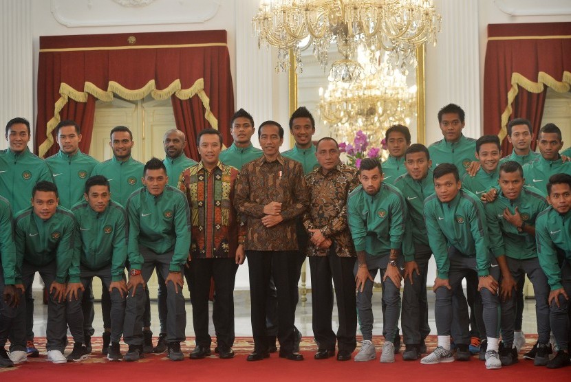 Presiden Joko Widodo (tengah) didampingi Menpora Imam Nahrawi (kelima kiri) serta Ketua PSSI Edy Rahmayadi (kelima kanan) berfoto bersama Tim Nasional Sepakbola Indonesia Piala AFF di Istana Merdeka, Jakarta, Senin (19/12). 