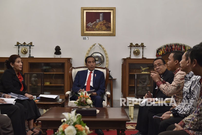 Presiden Joko Widodo (tengah) didampingi Mensesneg Pratikno (keempat kanan) dan Menteri Kelautan dan Perikanan Susi Pudjiastuti (kiri) mendengarkan aspirasi perwakilan nelayan terkait pelarangan penggunaan cantrang di Istana Merdeka, Jakarta, Rabu (17/1). 