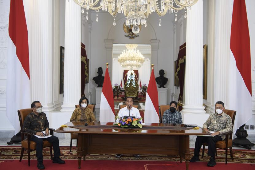 Presiden Joko Widodo (tengah) didampingi Mensesneg Pratikno (kiri), Menteri Keuangan Sri Mulyani (kedua kiri), Menteri Sosial Tri Rismaharini (kedua kanan) dan Menteri ESDM Arifin Tasrif mengumumkan harga bahan bakar minyak (BBM) terbaru di Istana Merdeka, Jakarta, Sabtu (3/9/2022). Pemerintah menetapkan harga Pertalite dari Rp7.650 per liter menjadi Rp10.000 per liter, solar subsidi dari Rp5.150 per liter menjadi Rp6.800 per liter, Pertamax nonsubsidi naik dari Rp12.500 menjadi Rp14.500 per liter berlaku pada Sabtu 3 September 2022 pukul 14.30 WIB. 