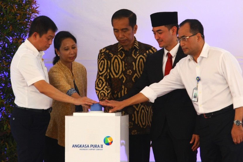 Presiden Joko Widodo (tengah) saat peresmian bandara baru Bandara Sultan Thaha, Jambi, Kamis (21/7). Pada Oktober, Jokowi dijadwalkan meresmikan Bandara Silangit di Medan, Sumatra Utara.