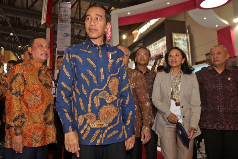 Presiden Joko Widodo (tengah) didampingi Menteri BUMN Rini Soemarno (kedua kanan), Kepala Staf Kepresidenan Teten Masduki (kanan), Direktur Utama Bank BTN Maryono (kiri), melakukan tinjauan saat membuka pameran Indonesia Properti Expo 2017 di JCC, Jakarta, Jumat (11/8). 