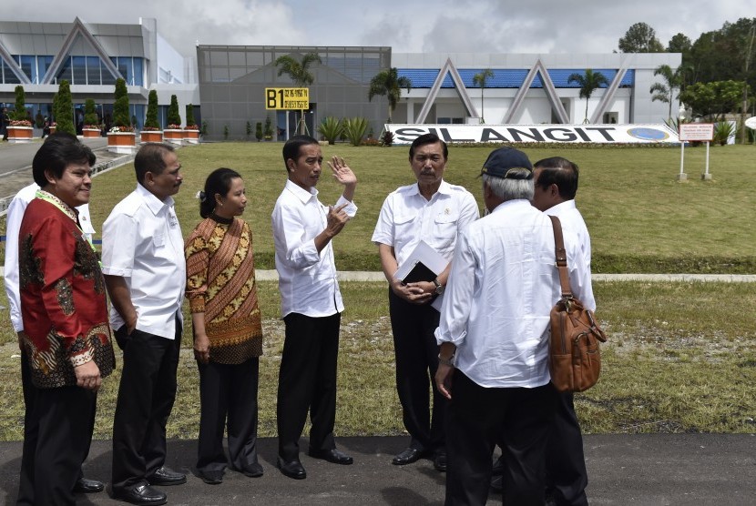 President Joko Widodo (center) inaugurates Silangit International Airport in Siborong-Borong, North Tapanuli, North Sumatra, on Friday (November 24).