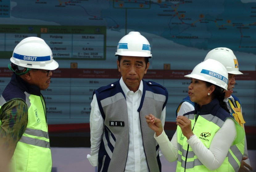 President Joko Widodo (center) accompanied by State Enterprises Minister Rini Soemarno (right) attends the inauguration of Pemalang toll road, Gate Toll Tegal, Kalimati, Tegal, Central Java, Friday (Nov 9). 