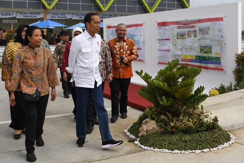 Presiden Joko Widodo (tengah) didampingi Menteri BUMN Rini Soemarno (kiri) mengamati peta tol saat meresmikan Tol Solo-Ngawi segmen Sragen-Ngawi di Rest Area KM 538, Sragen, Jawa Tengah, Rabu (28/11/2018).