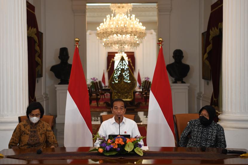 Presiden Joko Widodo (tengah) didampingi Menteri Keuangan Sri Mulyani (kiri) dan Menteri Sosial Tri Rismaharini (kanan) mengumumkan harga bahan bakar minyak (BBM) terbaru di Istana Merdeka, Jakarta, Sabtu (3/9/2022). Pemerintah menetapkan harga Pertalite dari Rp7.650 per liter menjadi Rp10.000 per liter, solar subsidi dari Rp5.150 per liter jadi Rp6.800 per liter, Pertamax nonsubsidi naik dari Rp12.500 jadi Rp14.500 per liter berlaku pada Sabtu 3 September 2022 pukul 14.30 WIB. 