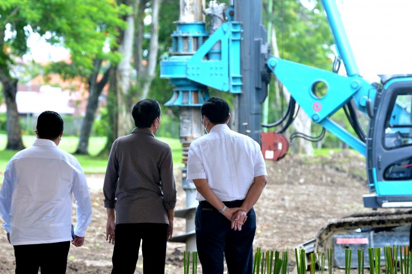 Presiden Joko Widodo (tengah) didampingi Menko Marves Luhut Pandjaitan dan Menteri BUMN Erick Thohir meninjau peletakan batu pertama Bali International Hospital di Denpasar, Bali, Senin (27/12/2021). 