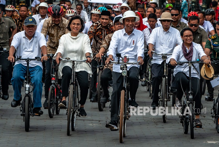 Presiden Joko Widodo (tengah) didampingi Menteri Luar Negeri Retno Marsudi (kanan), Menteri Keuangan Sri Mulyani (kedua kiri), Menteri PUPR Basuki Hadimuldjono (kiri) bersepeda di Kawasan Kota Lama Semarang, Jawa Tengah, Senin (30/12/2019).