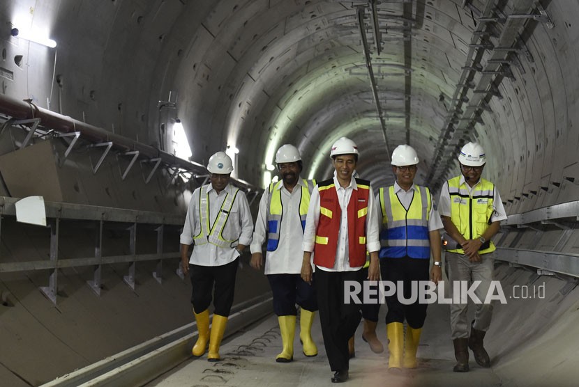 Presiden Joko Widodo (tengah) didampingi Menteri Perhubungan Budi Karya Sumadi (kiri), Gubernur DKI Jakarta Anies Baswedan (kedua kanan), Direktur Utama PT MRT Jakarta William Sabandar (kanan) dan Ketua Umum Partai Nasdem Surya Paloh (kedua kiri) meninjau proyek MRT di Stasiun Senayan, Jakarta, Rabu (7/3). 