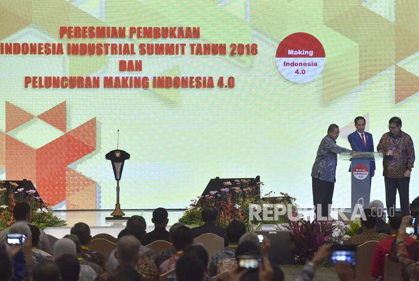 Presiden Joko Widodo (tengah) didampingi Menteri Perindustrian Airlangga Hartarto (kanan) dan Menko Perekonomian Darmin Nasution (kiri) membuka Industrial Summit 2018 sekaligus peluncuran Making Indonesia 4.0 di Jakarta, Rabu (4/4). 