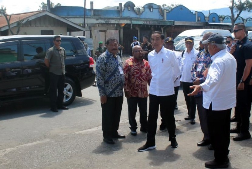 Presiden Joko Widodo (tengah) didampingi Menteri PUPR Basuki Hadimuljono (kanan) meninjau bangunan yang rusak akibat kerusuhan di Wamena, Kabupaten Jayawijaya, Papua, Senin (28/10/2019).