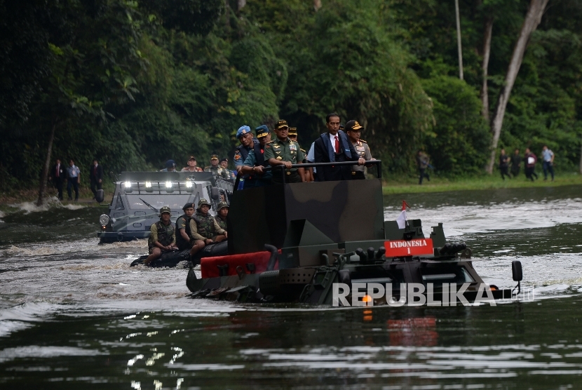 President Joko Widodo (center) together with TNI Chief Gatot Nurmantyo (left) and National Police Chief Tito Karnavian had a ride with Anoa armoured car on Monday (1/16).
