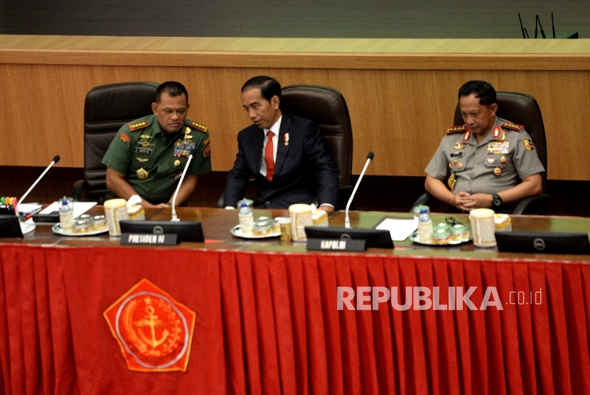 Presiden Joko Widodo (tengah) didampingi Panglima TNI Gatot Nurmantyo (kiri) dan Kapolri Tito Karnavian hadir sebelum Rapat Pimpinan TNI di Mabes TNI, Cilangkap, Jakarta, Senin (16/1).