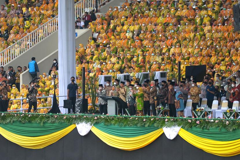 Presiden Joko Widodo (tengah) didampingi pengurus PP Muhammadiyah dan Aisyiyah, serta menteri membuka secara simbolis Muktamar ke-48 Muhammadiyah dan Aisyiyah di Stadion Manahan, Surakarta, Jawa Tengah, Sabtu (19/11/2022).