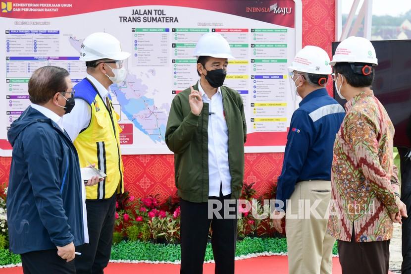 Presiden Joko Widodo (tengah) didampingi Seskab Pramono Anung (kiri) meninjau ruas tol Pekanbaru-Padang Seksi Pekanbaru-Bangkinang di Kabupaten Kampar, Riau, Rabu (19/5/2021). Proyek tol Pekanbaru  Padang yang ditargetkan selesai pada Desember 2021 tersebut akan meningkatkan mobilitas dan daya saing produk yang dihasilkan oleh Provinsi Riau dan Provinsi Sumatra Barat. 