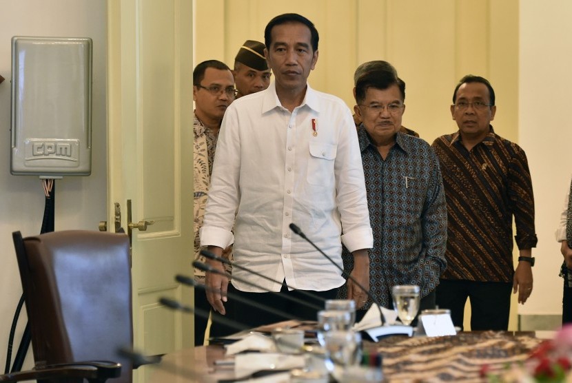 President Joko Widodo (center) accompanied by Vice President Jusuf Kalla (second right) prepares to lead a closed-door meeting on hajj fund management at Presidential Palace, Bogor, West Java, on Thursday (April 26).