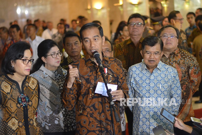 Presiden Joko Widodo (tengah) didampingi Wakil Presiden Jusuf Kalla (kedua kanan) dan sejumlah menteri kabinet kerja menjawab pertanyaan seusai membuka Musyawarah Perencanaan Pembangunan Nasional (Musrenbangnas) dalam rangka penyusunan Rencana Kerja Pemerintah (RKP) 2019 di Jakarta, Senin (30/4). 