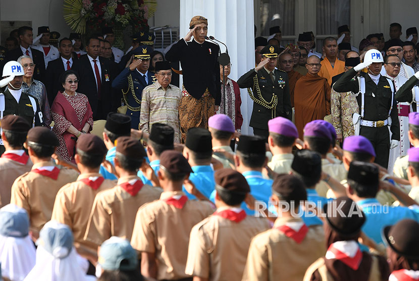 Presiden Joko Widodo (tengah) didampingi Wakil Presiden Jusuf Kalla (keempat kiri) memimpin upacara Hari Lahir Pancasila / Ilustrasi 