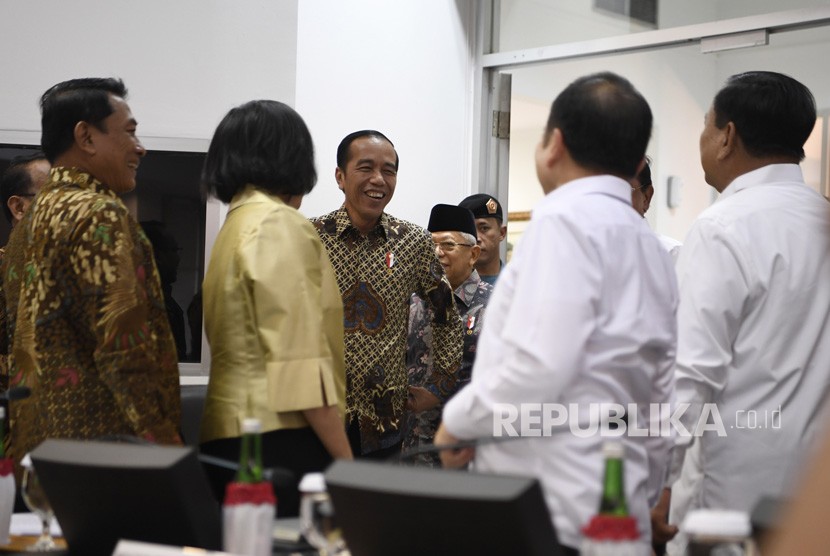 Presiden Joko Widodo (tengah) didampingi Wakil Presiden Maruf Amin berbincang dengan sejumlah menteri Kabinet Indonesia Maju sebelum rapat terbatas tentang program dan kegiatan bidang politik, hukum dan keamanan di Kantor Presiden, Jakarta, Kamis (31/10/2019).