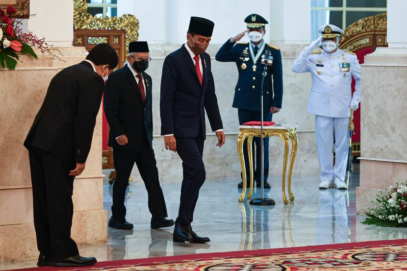 Presiden Joko Widodo (tengah) didampingi Wakil Presiden Ma'ruf Amin.