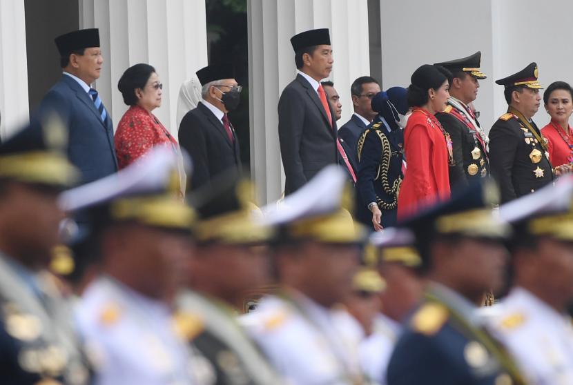 Presiden Joko Widodo (tengah) didampingi Wakil Presiden Maruf Amin (ketiga kiri), Presiden kelima RI Megawati Soekarnoputri (kedua kiri), Menteri Pertahanan Prabowo Subianto (kiri), Panglima TNI Jenderal TNI Andika Perkasa (ketiga kanan) dan Kapolri Jenderal Pol Listyo Sigit Prabowo (kedua kanan) mengikuti upacara peringatan HUT ke-77 TNI di halaman Istana Merdeka, Jakarta, Rabu (5/10/2022). Peringatan HUT TNI di Istana dimeriahkan oleh pertunjukan pesawat tempur, pameran alutsista dan defile pasukan.