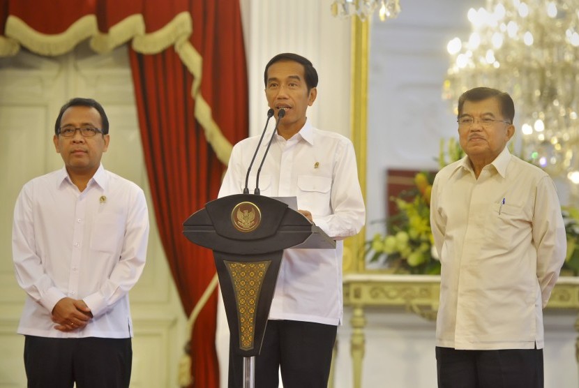 Presiden Joko Widodo (tengah) didampingi Wapres Jusuf Kalla (kanan) dan Mensesneg Pratikno (kiri) memberikan keterangan pers terkait polemik pelantikan Kepala Kepolisian RI di Istana Merdeka, Jakarta, Rabu (19/2).