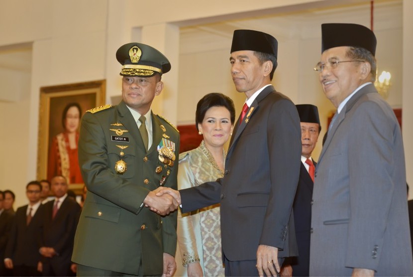 Presiden Joko Widodo (tengah) didampingi Wapres Jusuf Kalla (kanan) berjabat tangan dengan Panglima TNI Jenderal TNI Gatot Nurmantyo (kiri) usai pelantikannya di Istana Merdeka, Jakarta, Rabu (8/7). 