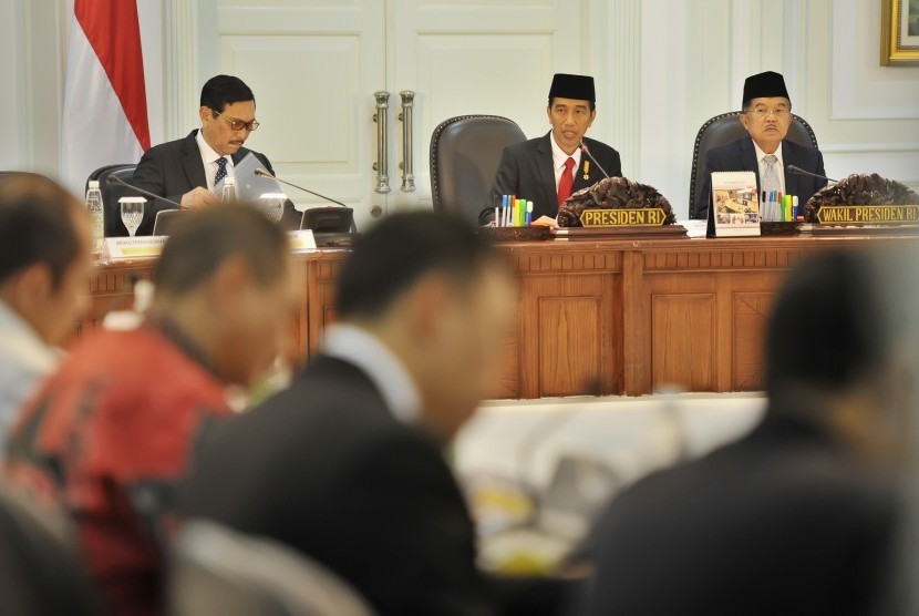 Presiden Joko Widodo (tengah) didampingi Wapres Jusuf Kalla (kanan) memimpin Sidang Kabinet Paripurna di Kantor Presiden, Jakarta, Selasa (2/9). 