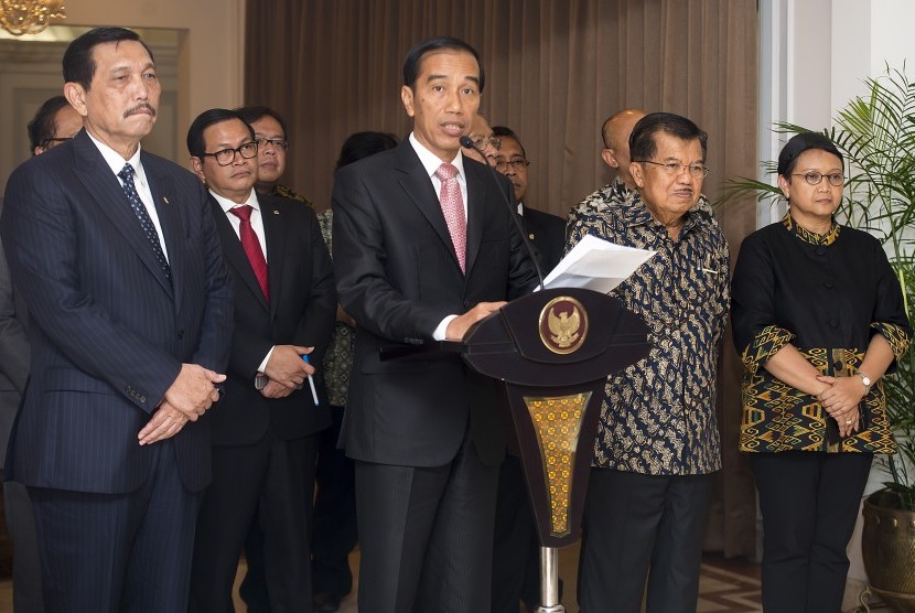 Presiden Joko Widodo (tengah) didampingi Wapres Jusuf Kalla (kedua kanan), Menko Polhukam Luhut Panjaitan (kiri), Menlu Retno Marsudi (kanan) dan Seskab Pramono Anung (kedua kiri) memberikan keterangan pers di Bandara Internasional Halim Perdanakusuma, Jak