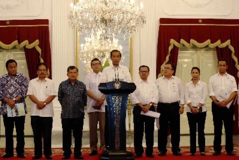 Presiden Joko Widodo (tengah) didampingi Wapres Jusuf Kalla (keempat kiri) dan para Menteri Kabinet Kerja mengumumkan kenaikan harga BBM bersubsidi di Istana Merdeka, Jakarta, Senin (17/11) malam. 