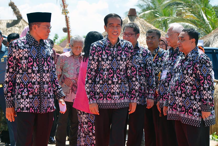  Presiden Joko Widodo disambut Gubernur NTB, M Zainul Majdi (kiri) dan Ketua Umum PWI Pusat Margiono, di Kawasan KEK Mandalika Kuta, Praya, Lombok Tengah, NTB, Selasa (9/2). 