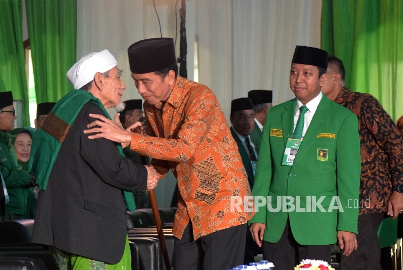 Presiden Joko Widodo (tengah), disambut Ketua Majelis Syariah PPP KH Maimun Zubair (kiri), saat tiba di lokasi Muktamar VIII PPP, di Asrama Haji, Jakarta, Jum'at (8/4). Republika/Rakhmawaty La'lang