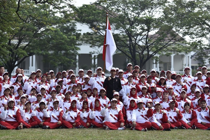 Presiden Joko Widodo (tengah) foto bersama dengan kontingen Indonesia ke SEA Games XXIX Malaysia di Kompleks Istana Kepresidenan, Jakarta, Senin (7/8). 
