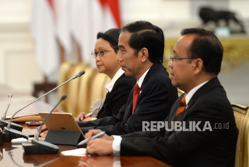 President Joko Widodo (center) accompanied by Minister of Foreign Affairs Retno Marsudi welcomed the honorary visit of South Korea Parliament at Merdeka Palace, Jakarta, on Thursday (Jan 12). 