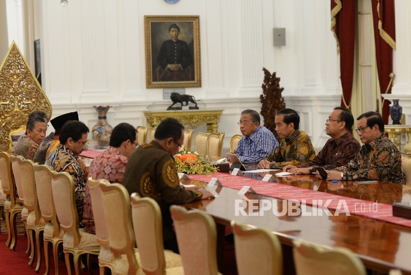 Presiden Joko Widodo (tengah kanan) menerima Anggota BPK untuk menyerahkan hasil pemeriksaan atas laporan keuangan pada emerintah pusat 2015 di Istana Merdeka, Jakarta, Rabu (5/10).