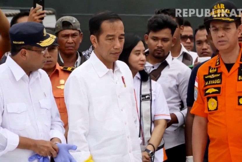 Presiden Joko Widodo (tengah), Kemenhub, Budi Karya Sumadi (kiri), dan Kepala Basarnas, Marsekal Madya Muhammad Syaugi (kanan) 