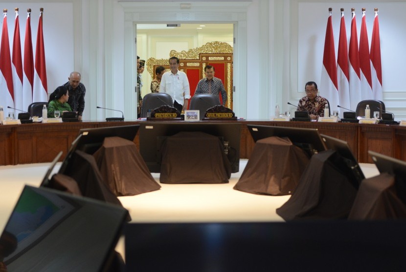 Presiden Joko Widodo (tengah kiri) dan Wakil Presiden Jusuf Kalla (tengah kanan) memasuki ruangan untuk rapat terbatas yang dihadiri menteri-menteri terkait, antara lain Menko PMK Puan Maharani (kiri), Kepala Staf Kepresidenan Teten Masduki (kedua kiri), dan Mensesneg Pratikno di Kantor Kepresidenan, Jakarta, Kamis (28/9).